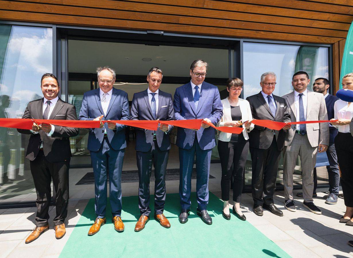 An der Eröffnung des Hansgrohe-Werks in Serbien nahmen u. a. Hansgrohe-CEO Hans Jürgen Kalmbach (3. v. l.) und Serbiens Präsident Aleksandar Vučić (4 .v. l.) teil