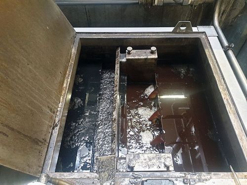 Für eine optimierte Badstandzeit beinhaltet das Niedertemperatur-Entphosphatiersystem anwendungsspezifische Aufbereitungsadditive