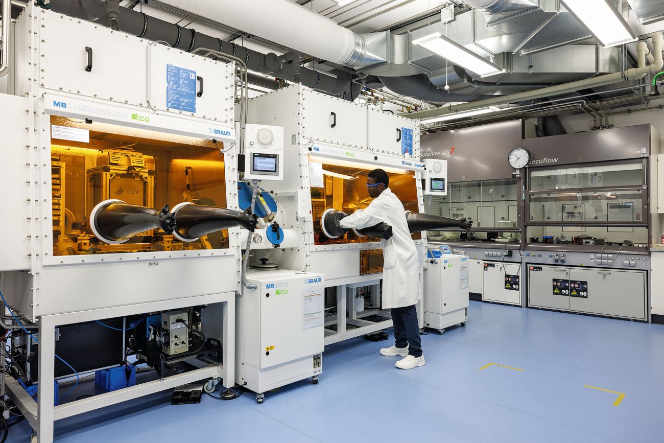 Am HZB haben sich mehrere Labore auf die Herstellung von Perowskit-Materialien spezialisiert und setzen dafür unterschiedliche Verfahren ein - Foto: M. Setzpfandt/HZB
