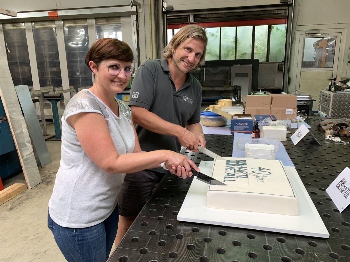 Die Geschwister Monika und Martin Hartl führen seit 2011 das Unternehmen in zweiter Generation und feierten mit Familie und Belegschaft den 40. Geburtstag von Hartl Metall.  Foto: Hartl Metall (frei)