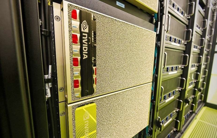 Bei den neuen Computersystemen vom Typ DGX A100 handelt es sich um Hochleistungsserver mit jeweils acht NVIDIA A100 Tensor Core GPUs. Gemeinsam erbringen die acht Beschleuniger eine Rechenleistung von 5 AI-PetaFLOP/s, also fünf Billiarden Rechenoperationen pro Sekunde. (Foto: Simon Raffeiner/SCC)
