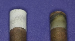 Abb. 6a: Plasmagesprühte Al2O3-Schicht als Verschleißschutz auf einer Hochspannungselektrode; links neu, rechts nach 100 Entladungen