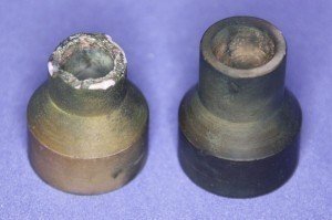 Abb. 6b: Erdungshülsen zu den Hochspannungselektroden aus Abb. 6a, links nach zwei Entladungen mit einer Hochspannungselektrode ohne Schutzschicht, rechts nach 100 Entladungen mit Al2O3-Schutzschicht