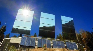 Abb. 8: Bewegliche Spiegel (über einem Solarzellenfeld) werfen Sonnenlicht in die Stadt Rjukan, Norwegen