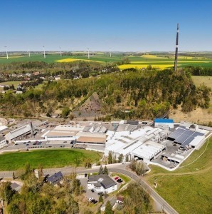 Produktionsgelände Feinhütte mit neuer Halle blaues Dach