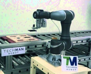Abb. 3: Beispiel für den Einsatz des Roboters TM5-700 von Techman in einem Montageband der Elektronikindustrie 