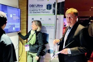 Laura Mirkarimi, hier auf dem Informationsstand der Xperi Co., informierte im Vortrag über die Xperi-DBI Ultra Die-to-Wafer Hybrid Bond-Technologie (16-fach 3D-gestapelte Speicher), rechts M. Jürgen Wolf (Fraunhofer-IZM/Mitglied des SEMI-Organisations-komitees)
