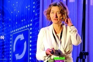 Im ‚Großen Ballsaal‘ des Hilton-Hotels in Dresden sprach Séverine Cheramy vom französischen Forschungszentrum CEA-Leti über die Innovationswelle der 3D-VLSI-Technologien