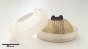 Abb. 21: 3D-gedrucktes Implantat-Gehäuse mit eingebetteter Linse für die optische Kommunikation sowie im Bodenelement des Gehäuses platzierter SHAPEflex-Schaltungsträger