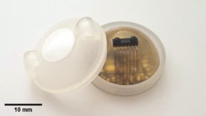 Abb. 21: 3D-gedrucktes Implantat-Gehäuse mit eingebetteter Linse für die optische Kommunikation sowie im Bodenelement des Gehäuses platzierter SHAPEflex-Schaltungsträger