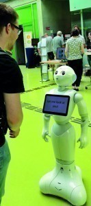 Abb. 2: Roboter-Mensch-Beziehung – der humanoide Roboter ‚Pepper‘ unterstützt seit November 2018 die Forschung des Lehrstuhls Adaptive Dynamische Systeme der TU Dresden
