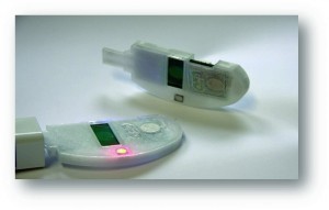 Sensorgehäuse mit USB-Stecker, kapazitivem Sensor, LED und Antenne hergestellt im 3D-Multimaterialdruck