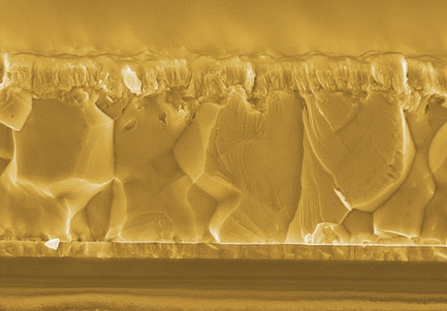 Bifaziale CIGS-Solarzellen bestehen aus extrem dünnen Schichten, insgesamt nur 3 µm für die aktiven Materialien. Die polykristalline CIGS-Schicht wird auf einen transparenten elektrischen Kontakt aufge-bracht und absorbiert das Licht sowohl von der Vorder- als auch von der Rückseite (Bild: Empa)