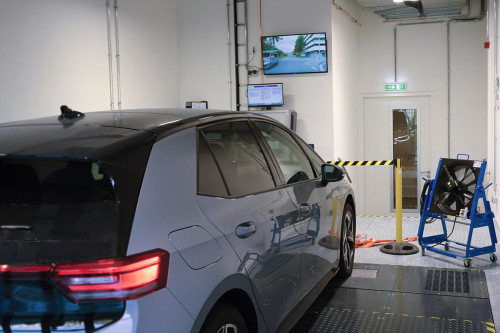 Abb. 2: Das Team am Fraunhofer IIS/EAS baut ein eigenes Vehicle-in-the-loop-Labor auf. Hersteller können ihre Fahrzeuge in der virtuellen Umgebung testen und zertifizieren (Foto: Fraunhofer IIS/EAS)