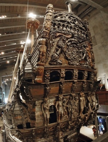 Das Heck zeigt die gewaltigen Dimensionen der „Vasa“ im Vergleich zu den Besuchern