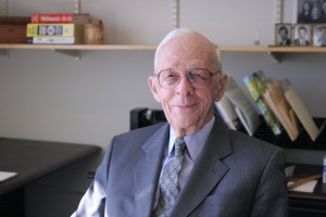 Jay Wright Forester († 2016), US-amerikanischer Informatiker und Pionier der Computertechnik. Er gilt als Begründer der Systemdynamik und entwickelte als Erster große Speicher mit direktem Zugriff, die Vorläufer des RAM