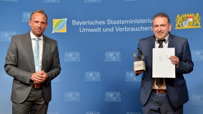 Thorsten Glauber (links), Bayerischer Staatsminister für Umwelt und Verbraucherschutz und Nafi Pajaziti, Geschäftsführer BMK electronic services bei der Preisverleihung