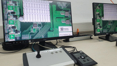 Das hochaufgelöste Bild der zu prüfenden Leiterplatte wird live auf einen Monitor übertragen, der bis 100 m von der Leiterplatte entfernt sein kann (Quelle: Senswork)