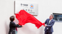 Jan Peter Bredehoeft, Senior Vice President, Operations & Site Management Greater China, BASF und Hongmei Yang, Geschäftsführerin von Shanghai Huayi Fine Chemical Co., LTD eröffneten das technische Zentrum.