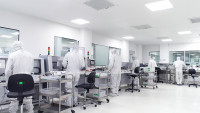 Produktion von Medizintechnik-Komponenten im Clean Room bei Meril