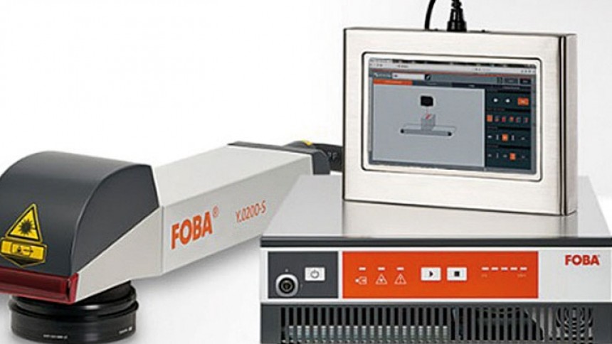 Das Foba Y.0200-S Markiersystem kann über einen nach IP65-Standard geschützten 10.1-Zoll Farb-Touchscreen gesteuert werden