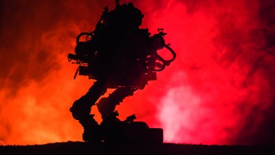 Zukunftsmusik: Ein Roboter wie aus einem Science-Fiction-Film, ausgestattet mit Künstlicher Intelligenz, stampft in die Feuerhölle und löscht den Brandherd. Oder er sucht nach vom Feuer eingeschlossenen Menschen