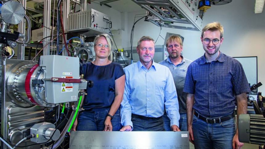 Dr. Angela Kruth, Prof. Klaus-Dieter Weltmann, Uww Lindemann und Dr. Marcel Wetegrove (v. l.) mit Stahlwerkstoff für die zukünftige H2-Infrastruktur