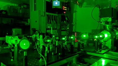Dieser Speicherring-Freie-Elektronen-Laser des Triangle University Nuclear Laboratory ermöglichte mit der Optik des LZH Lasing von unter 170 Nanometer.