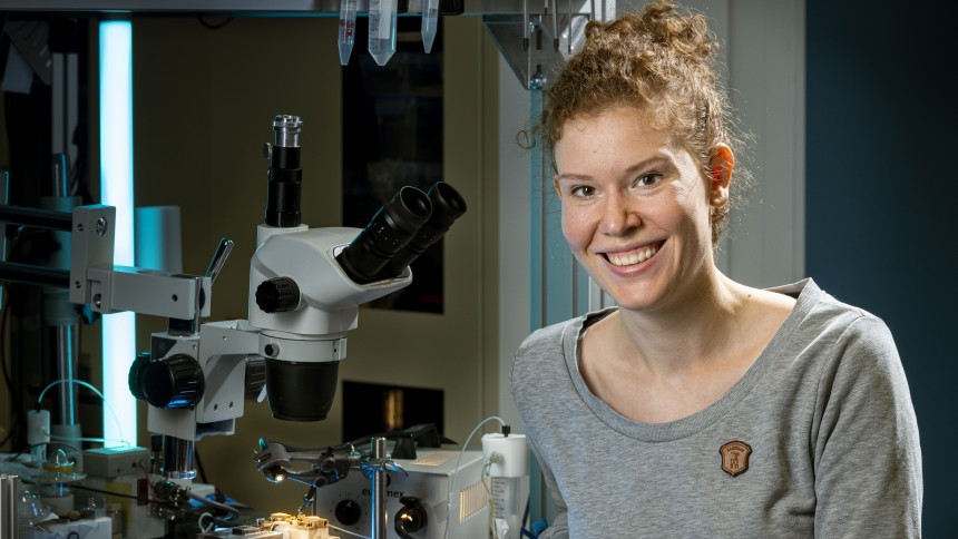 Die Physikerin Larissa Kohler hat den neuen optischen Resonator am KIT entwickelt.