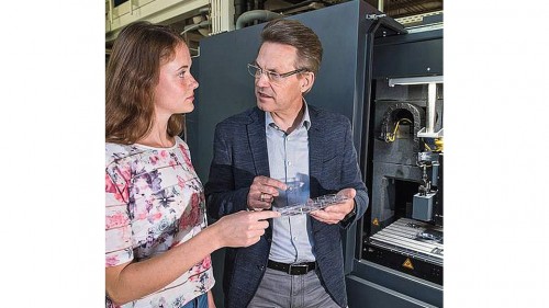 Professor Frank Mücklich bespricht laserstrukturierte Proben mit Masterstudentin Laura Ulrich