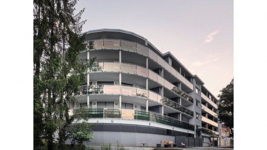 Glasbalustraden mit integrierter grüntransparenter OPV zur Energieerzeugung für das Gebäude in Stuttgart Möhringen  