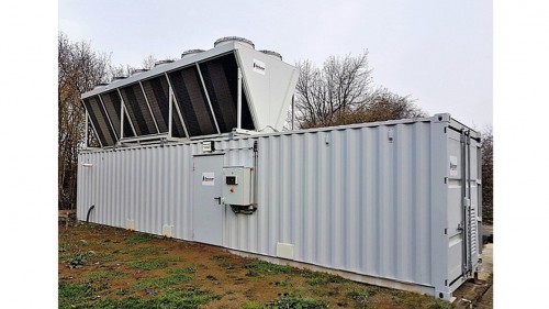 Containerkühlanlage mit Trockenkühler auf dem Dach: Die Kälteanlage außerhalb der Produktion sorgt für mehr freien Platz innerhalb der eigenen Hallen