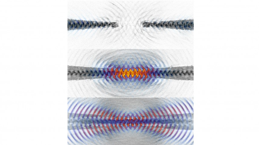 Die Aufnahmen zeigen, wie sich die Dichte des Plasmas (hier schwarz-weiß dargestellt) während der Bestrahlung mit zwei gegenläufigen Hochintensitäts-Laserpulsen zeitlich entwickelt. Die bei diesem Prozess entstehende hochenergetische Strahlung ist als Gamma-Photonen-Dichte farbig hervorgehoben. Diese Photonen befinden sich ab dem Zeitpunkt des Aufeinandertreffens beider Laser so dicht beieinander, dass sie zusammenstoßen und dabei Materie-Antimaterie-Paare erzeugen können.