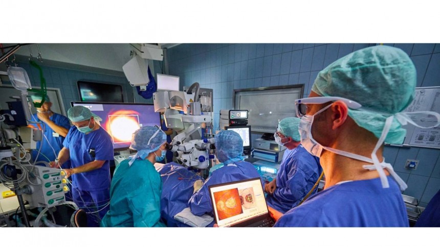 Implantationsoperation am UKB mit Hilfe von optischer Kohärenztomographie (Foto: UKB)