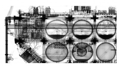 Röntgentomographie-Aufnahme des EURECA-Satelliten (Grösse etwa 3m x 6m x 3m), der von 1992 bis 1993 im Erdorbit kreiste und vom Space Shuttle Endeavour wieder zur Erde zurückgebracht wurde. Der Satellit ist heute im Verkehrshaus der Schweiz mit einer detaillierten Röntgenanalyse der Empa ausgestellt. (Bild: Empa)