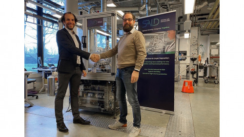 Prof. Erwin Kessels (links) von der Eindhoven University of Technology (TU/e) nimmt die neue Maschine für „Spatial Atomic Layer Deposition“ von Erik Kremers, CTO der SALD BV (rechts), entgegen (Quelle: SALD BV)