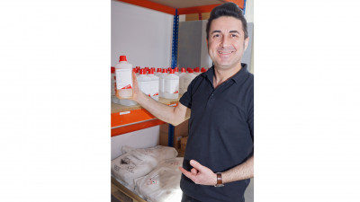 Rhodium CLEAN in Händen von Revin Shangula, Laborleiter bei der JentnerGroup