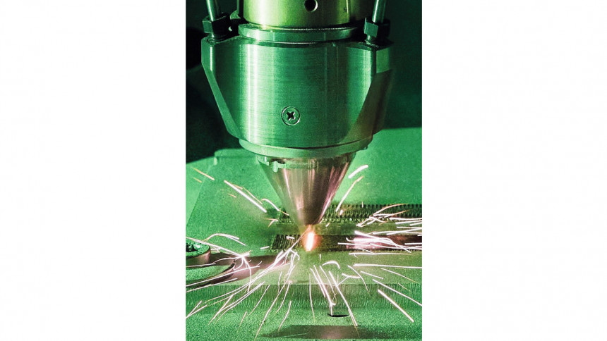Abb. 1: 3D-Metalldruck in Rekordzeit: Die für das EHLA-Verfahren modifizierte CNC-Maschine ist hochpräzise