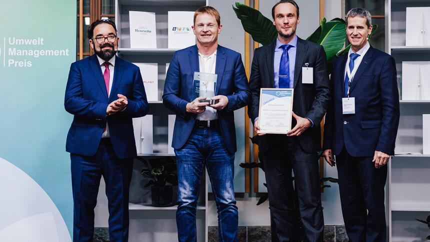 BIA Geschäftsführer Technologie Dr. Markus Dahlhaus und Projektleiter Dr. Felix A. Heinzler (2. und 3. v. l. ) nahmen den Preis in Berlin entgegen