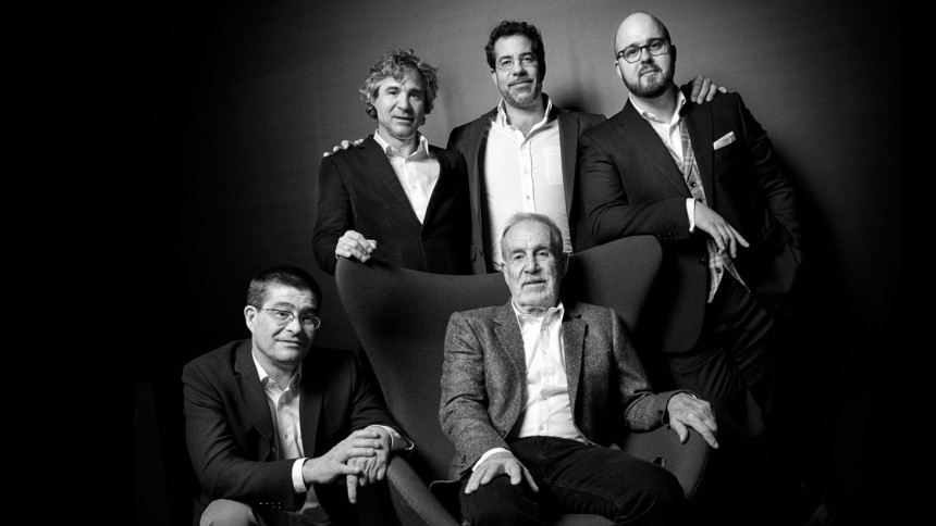 Die vier Brüder der Unternehmerfamilie mit Vater Klaus Grohe auf dem Ohrensessel