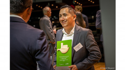 Sergio Andres Sanchez Coronel von VW Mexiko nahm den Preis 2022 entgegen