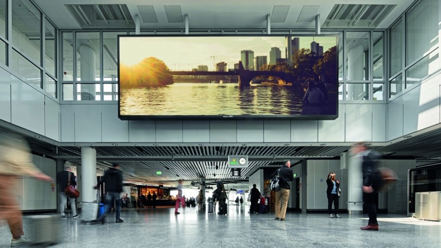 Großflächen-LED-Anzeige mit geräteintegriertem Brandschutz in einem Flughafen