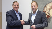 Thorsten Dreier, Technologievorstand Covestro (rechts), und David Roesser, CEO Encina, vereinbaren langfristige Versorgung mit chemisch recycelten Rohstoffen