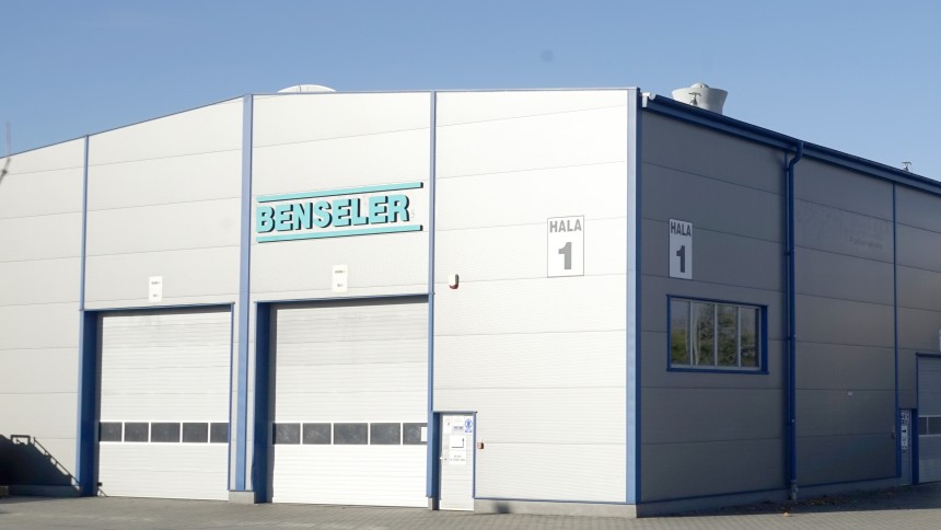 Blick auf die Produktionshalle und das Verwaltungsgebäude der neuen BENSELER Tochter BENSELER Polska Sp. z o.o.