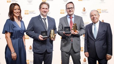 Die Gewinner des Houska-Preises Harald Plank (l.) und Christian Harwanegg (MacroArray Diagnostics GmbH), flankiert von Mariella Schurz und Erich Hampel ( beide B&amp;C).
