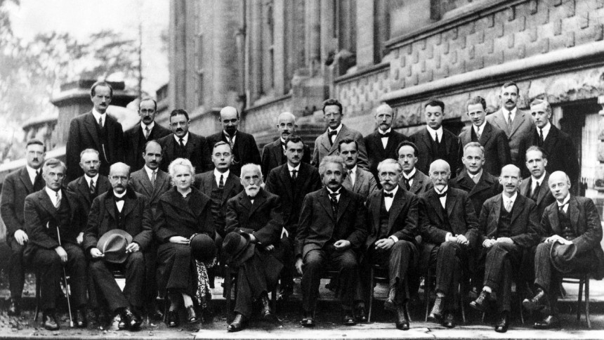 Teilnehmer der Solvay- Konferenz 1927, Wolfgang Pauli (letzte Reihe, vierte Person von rechts)