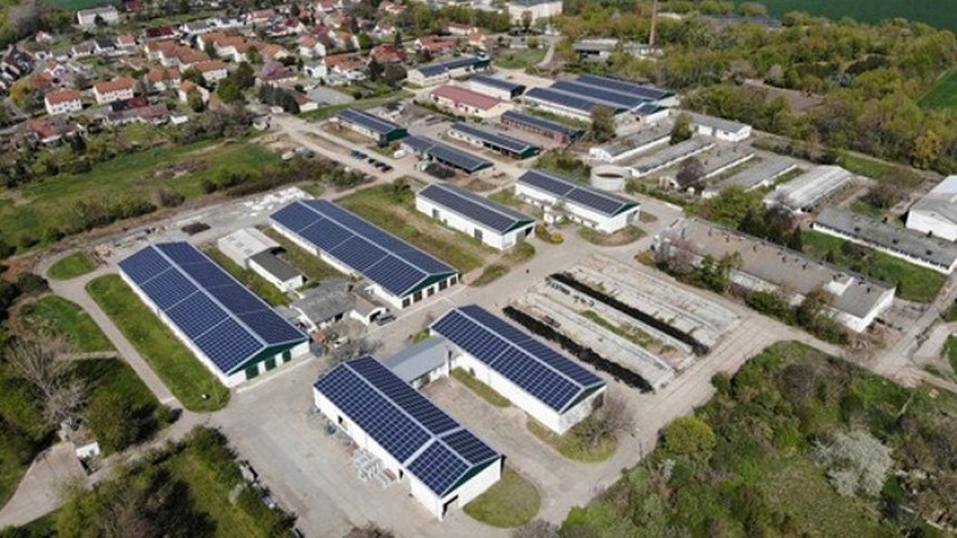 Im Zuge der Modernisierung der Dachflächen wurden mehr als 6600 Q Cells Solarmodule vom Typ Q.PEAK G5 mit einer Gesamtleistung von 2 MWp installiert