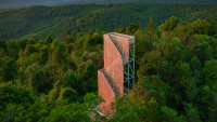 Die "vierte Wand" heimste einen Designerpreis ein. Der Aussichtsturm krönt den Seekopf in der Wachau