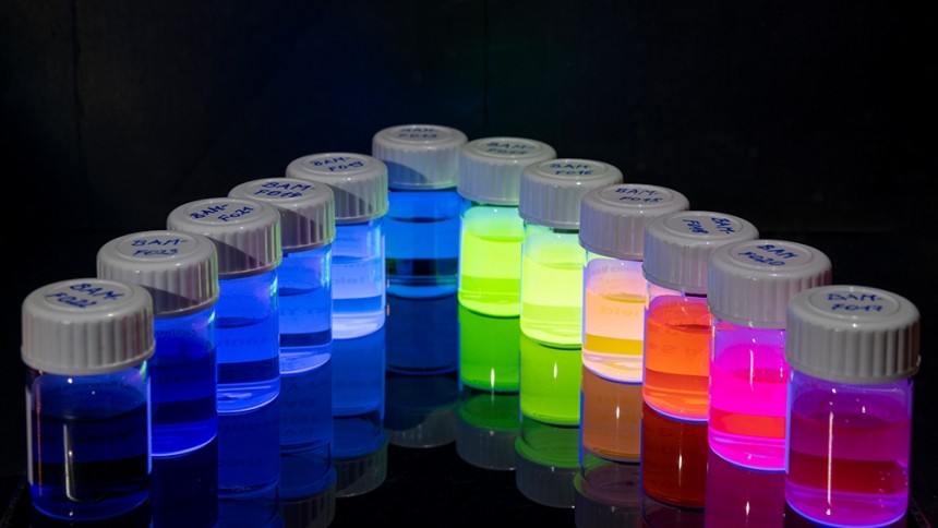 BAM entwickelt die weltweit ersten Standards für fluoreszierende Farbstoffe/Substanzen