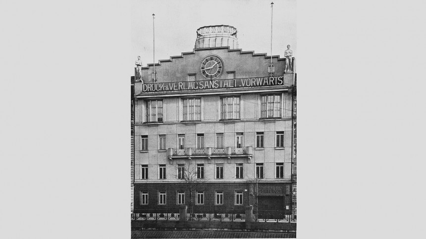 ‚Vorwärts‘-Verlagsgebäude in Wien (1912). Hier erlernte Paul Eisler in den 1930er Jahren erstmals Drucktechniken für ein Radiojournal, das er zusammen mit anderen Technikern herausgab